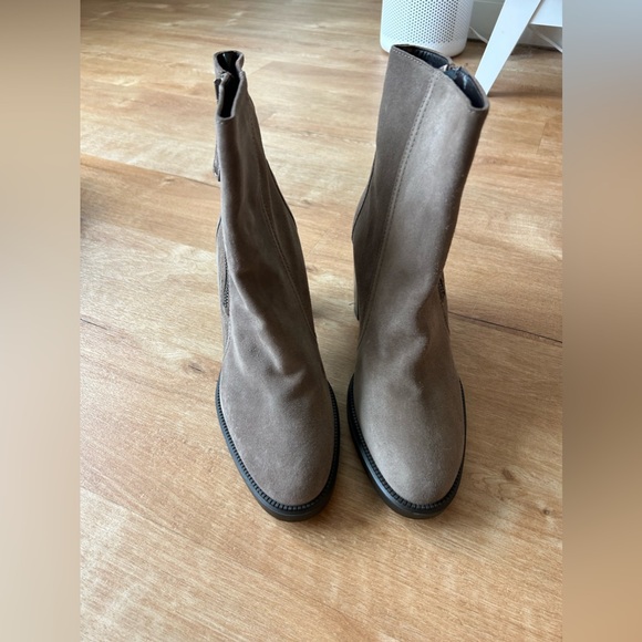 NWOT Aquatalia Ilenia Suede Ankle Boots in Taupe - Picture 4 of 9